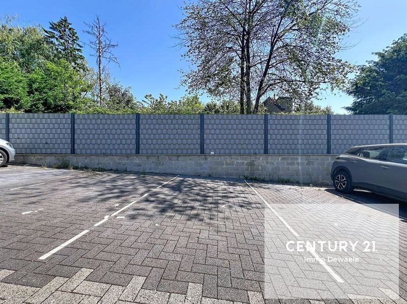 Century 21 Immo Dewaele est ravi de vous présenter cet emplacement de parking extérieur sécurisé, situé en plein centre de Braine-l'Alleud. 2,5x5,2m