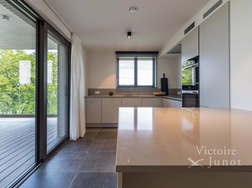 Prachtig appartement van 130 m² en terras van 20 m² op een unieke ligging naast de golf van Sterrebeek. Indeling: ruime living van 52 m², volledig uit