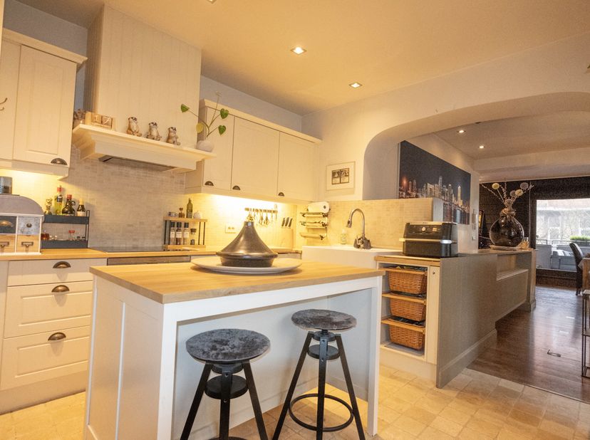 Instapklaar duplex-appartement, op een fantastische locatie in Oostende.<br />
Deze kleinschalige residentie met vier appartementen ligt vlakbij het o