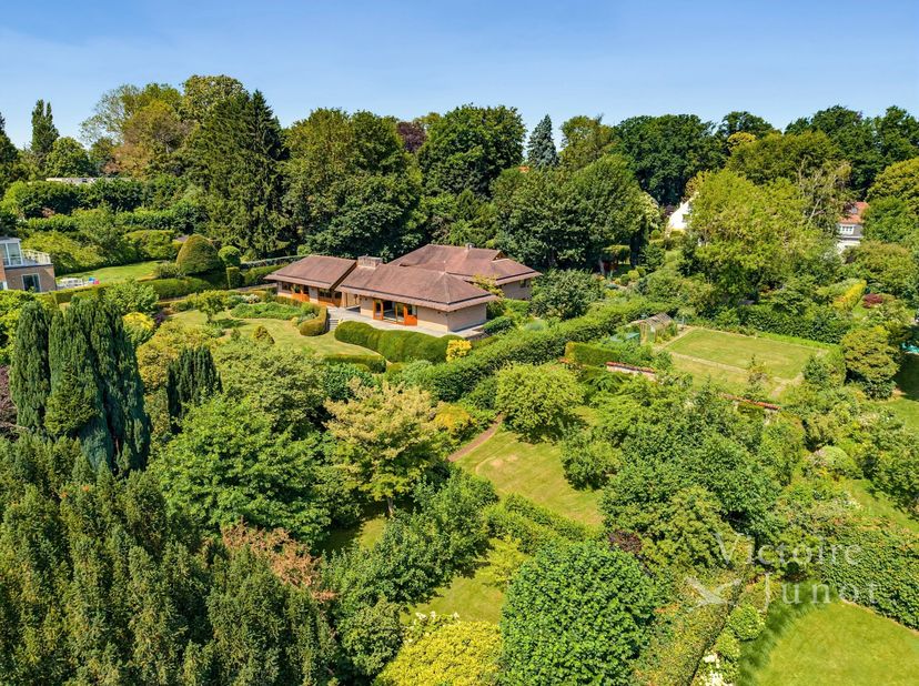 Ideaal gelegen in de exclusieve wijk Fort Jaco presenteert Victoire-Junot deze te renoveren villa van 520 m², gelegen op een zeldzaam perceel van 50 h