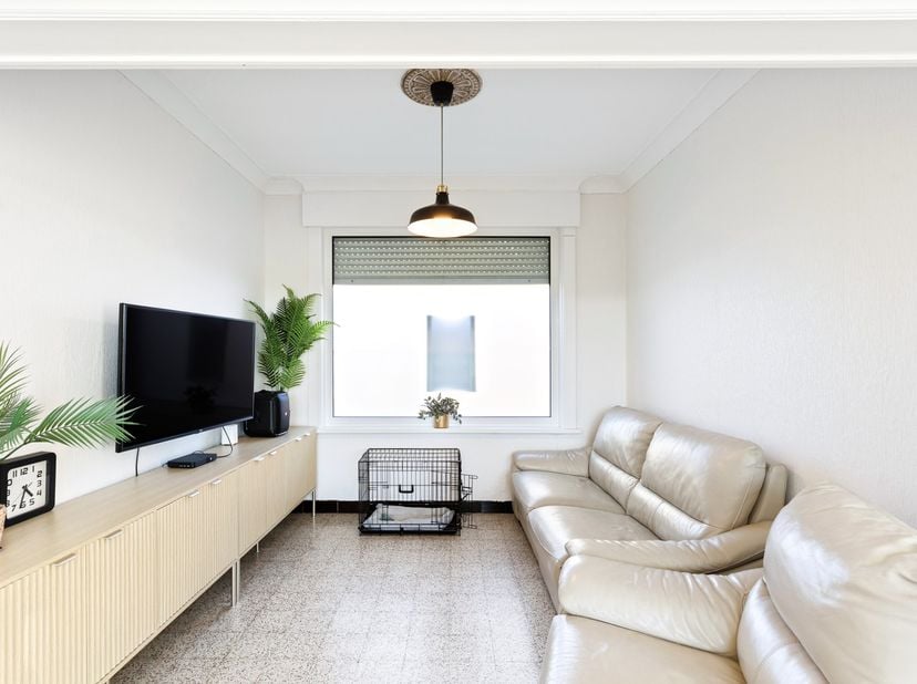 Deze halfopen bebouwing in Koolskamp combineert landelijke rust met een vlotte bereikbaarheid.<br />
<br />
De woning is gelegen op een zuidgericht pe
