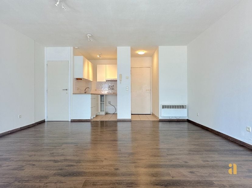 Deze lichtrijke studio op de eerste verdieping is de ideale opportuniteit voor wie op zoek is naar een slimme investering of een comfortabele uitvalsb