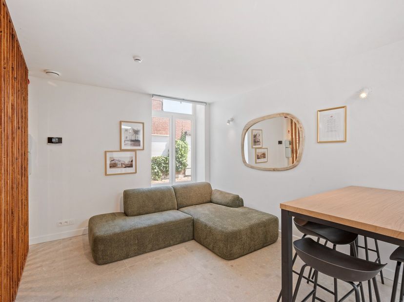 Deze volledig vergunde studentenresidentie met 5 kamers combineert onmiddellijke inkomsten met het comfort van een totaalrenovatie. Ideaal voor wie zo