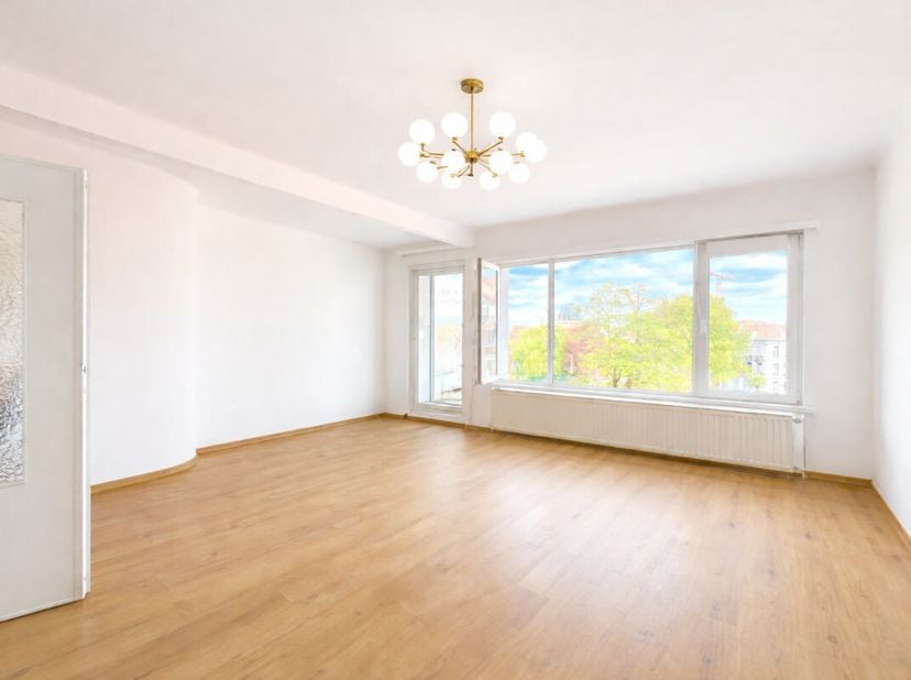 Vlakbij het Brugmannplein, appartement op de 3e verdieping met lift in een gebouw van 4 verdiepingen. Het bestaat uit een hal, een ruime en lichte woo