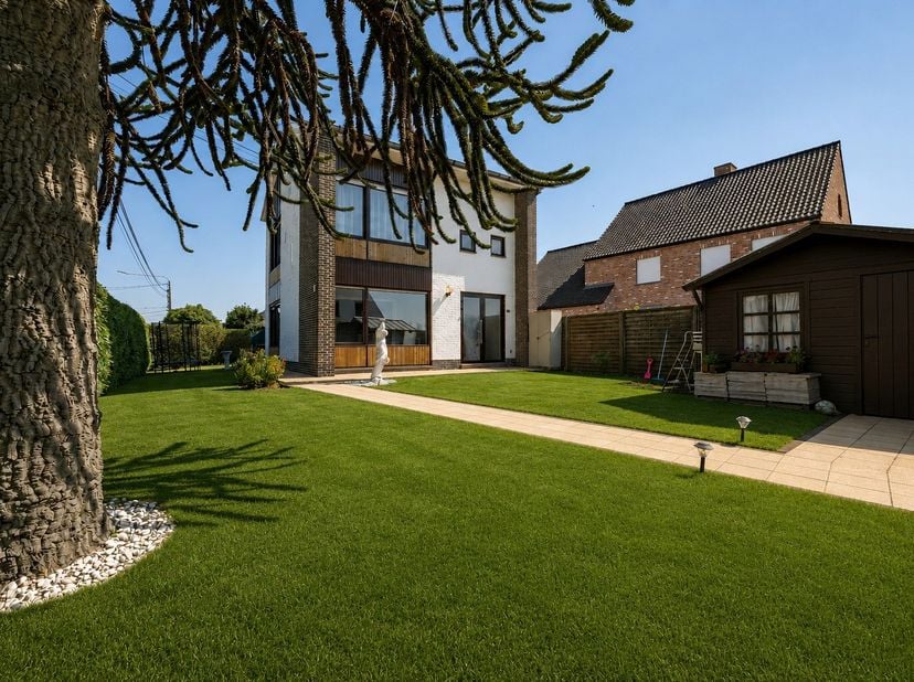 Deze woning is gelegen te Tielt (Meulebeke) met name in de Tieltstraat 144 en dit op een perceel van 267 m². Dit door de CENTRALE LIGGING op wandelafs