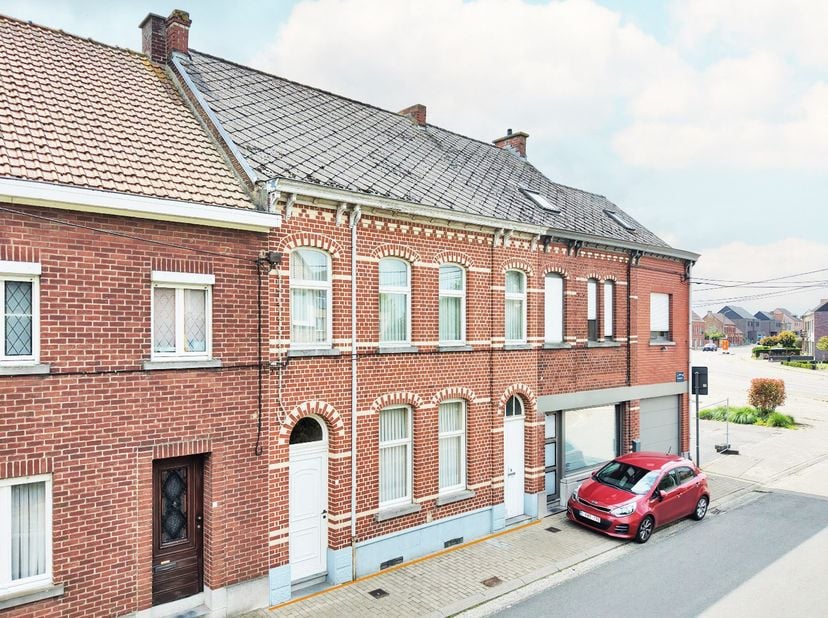 Deze eigendom is gelegen in het begin van de Wijnhuizestraat in het landelijke en immer rustige Erwetegem, centraal gelegen tussen Zottegem en Geraard