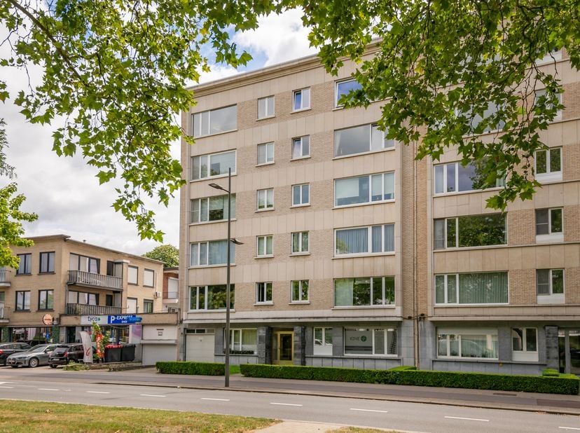 appartement met 3 slaapkamers en zuid-geörienteerd terras + staanplaats. Welkom in dit aangename appartement, gelegen op de 2de verdieping van een rus