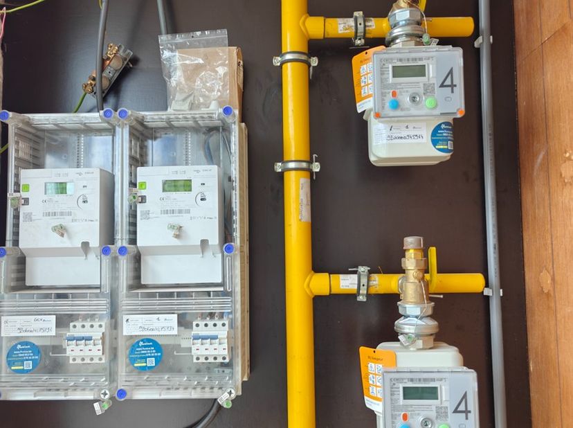 Verder af te werken opbrengsteigendom bestaande uit 2 appartementen met centrale ligging.<br />
<br />
ALGEMEEN:<br />
- deels gerenoveerd.<br />
- ni