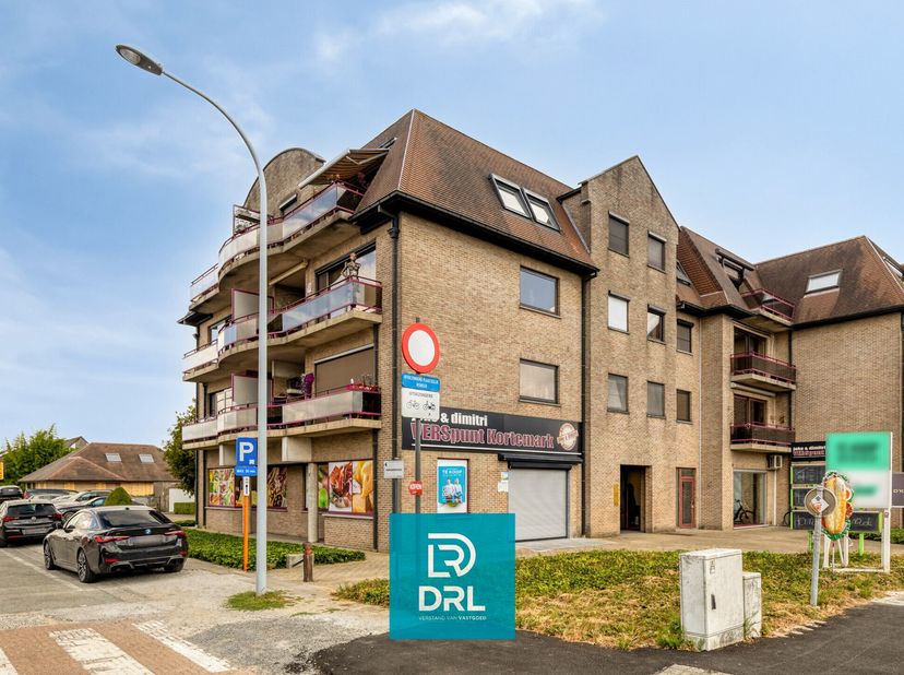 Strategisch gelegen langs de verbindingsweg richting Handzame, vlak naast een school en in de onmiddellijke nabijheid van bedrijven, dokterspraktijken