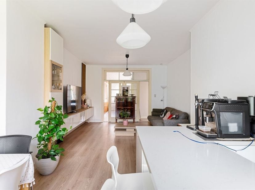 Ligging: Gelegen in de gegeerde Tentoonstellingswijk, geniet dit appartement van een rustige en residentiële ligging met een uitstekende bereikbaarhei