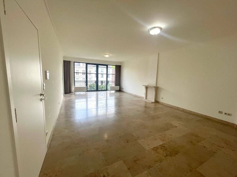 Dit appartement in Hasselt is te huur op een toplocatie aan de kleine ring van Hasselt, op korte afstand van het centrum van Hasselt. Dankzij de liggi