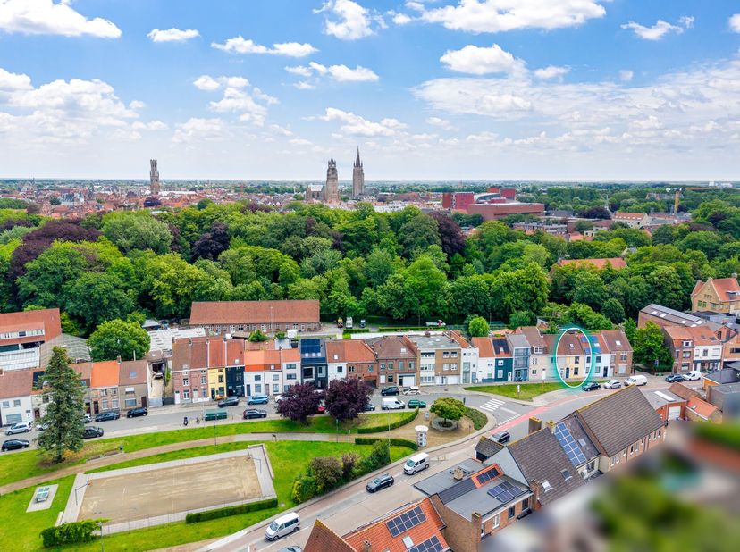 Mobiscore: 9,3! Een super gezellige woning met drie slaapkamers en zonneterras op enkele stappen van de Smedenpoort, station, 't Zand, scholen, speelt