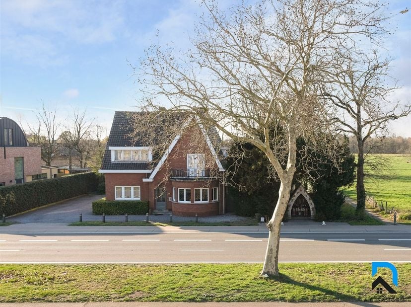Tijdloze woning met uitstraling nabij het centrum van Hasselt<br />
<br />
Deze ruime woning (277 m²) met mooie tuin is gelegen vlakbij het centrum