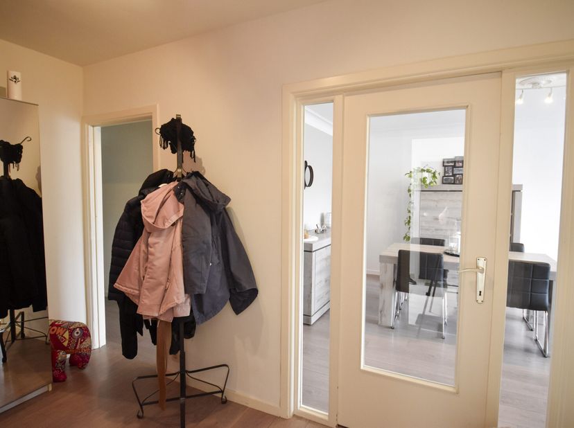 Op zoek naar een comfortabel appartement op een rustige, maar toch centrale ligging? Dan is dit gezellige appartement op de eerste verdieping zeker ee