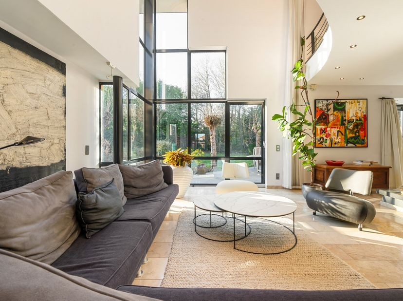 Op een boogscheut van Leuven, in één van de meest gegeerde woonwijken, treffen we deze  ruime tijdloze villa aan. In een groene en rustige omgeving  k