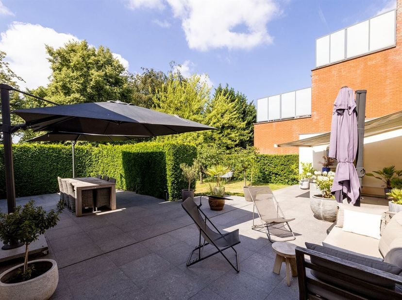Karaktervolle woning met 4 slaapkamers en zuidgerichte tuin op een toplocatie te Heist-op-den-Berg! De woning geniet een ruime garage, alsook een park