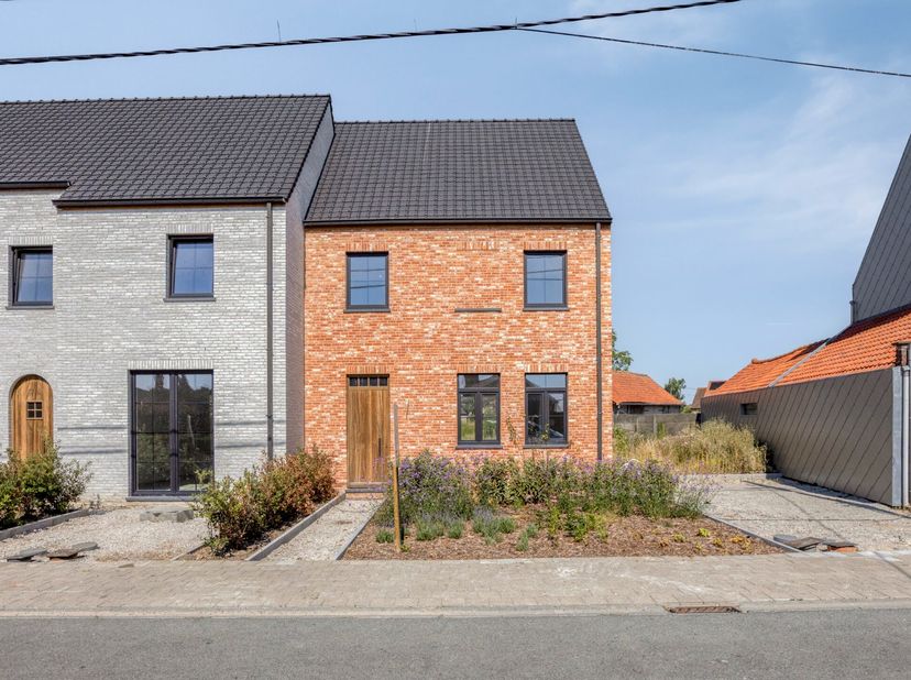 Deze nieuwbouwwoning in pastoriestijl heeft een residentiële ligging op een perceeloppervlakte van 899 m² te Bovekerke. <br />
<br />
Tijdens de ontwe