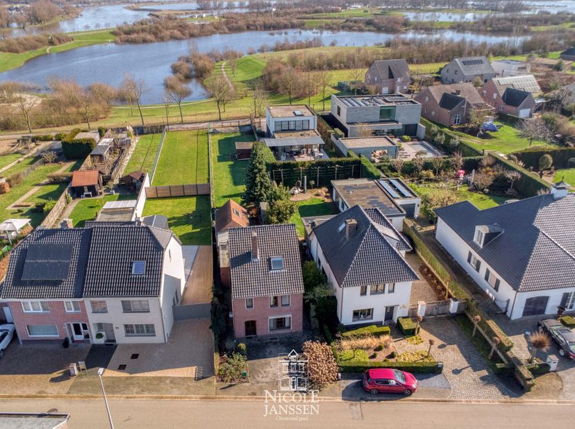 Deze open gezinswoning biedt de mogelijkheid om volledig gelijkvloers te kunnen wonen en is snel beschikbaar.  In de afgelopen jaren werd de nodige aa