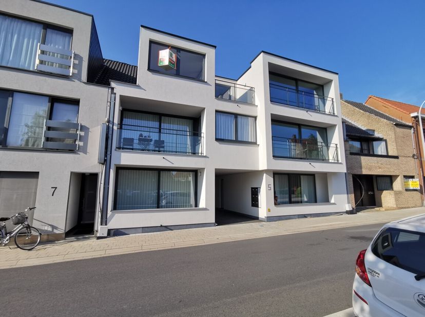 700 euro Zeer centraal gelegen recent gebouwd appartement, bestaande uit: - inkom met bureelhoek - woonkamer - open ingerichte keuken (combi-oven, fri