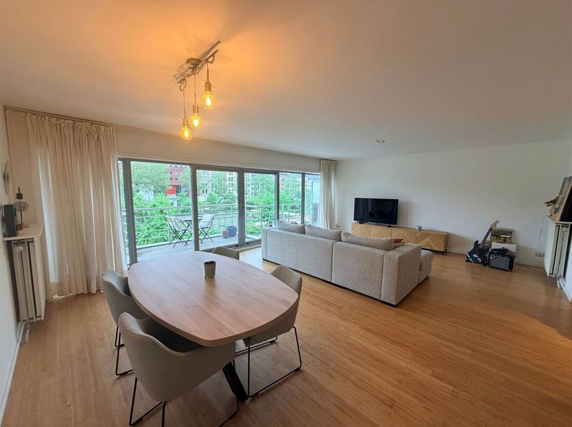Ruim drie slaapkamerappartement met terras op toplocatie!<br />
Ligging: Ideaal gelegen op een toplocatie op de Waalsekaai te Antwerpen Zuid. Een brui