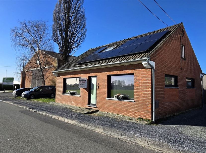 Discreet gelegen woning met landelijk verzicht .<br />
Op de grens tussen Beveren-Leie en Deerlijk vinden we deze verder af te werken woning.<br />
Ee