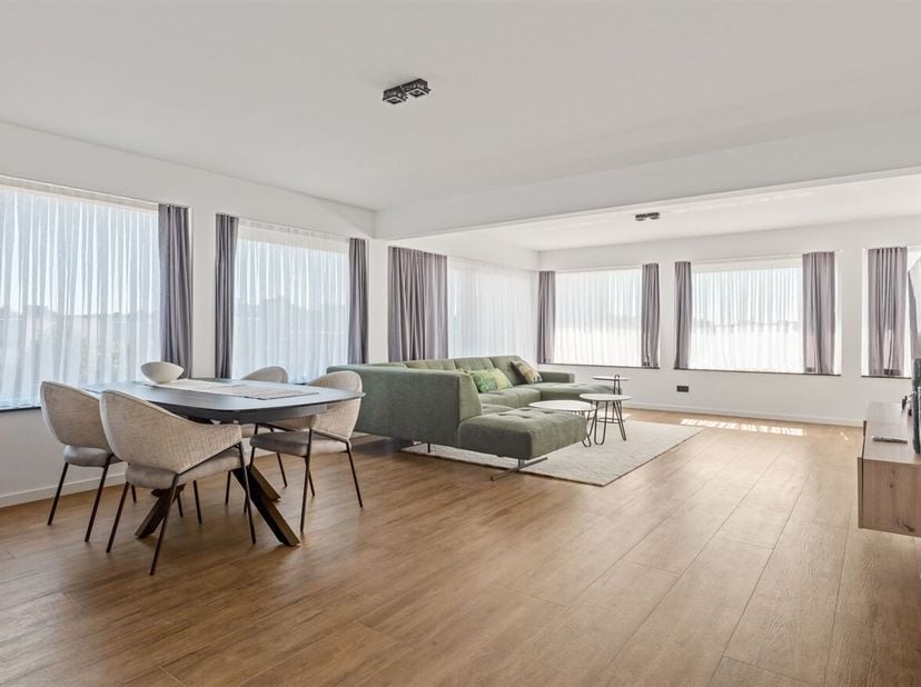 Op zoek naar ruimte, comfort en een centrale ligging? Dit volledig gerenoveerde appartement op de derde verdieping van een verzorgd gebouw met lift, g