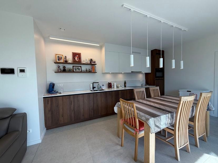 Stijlvol gemeubeld 1-slaapkamerappartement in nieuwbouwproject Amoer - Vlak bij het centrum van Hasselt<br />
Dit lichtrijke appartement combineert co