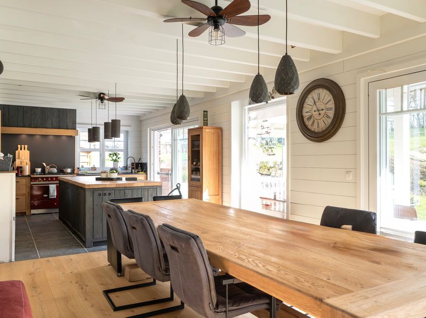 Deze recente MiCasa-villa ligt in een ongerepte natuurlijke omgeving in Doische (ten zuiden van Namen), op een bebost terrein van 66 are, en is perfec