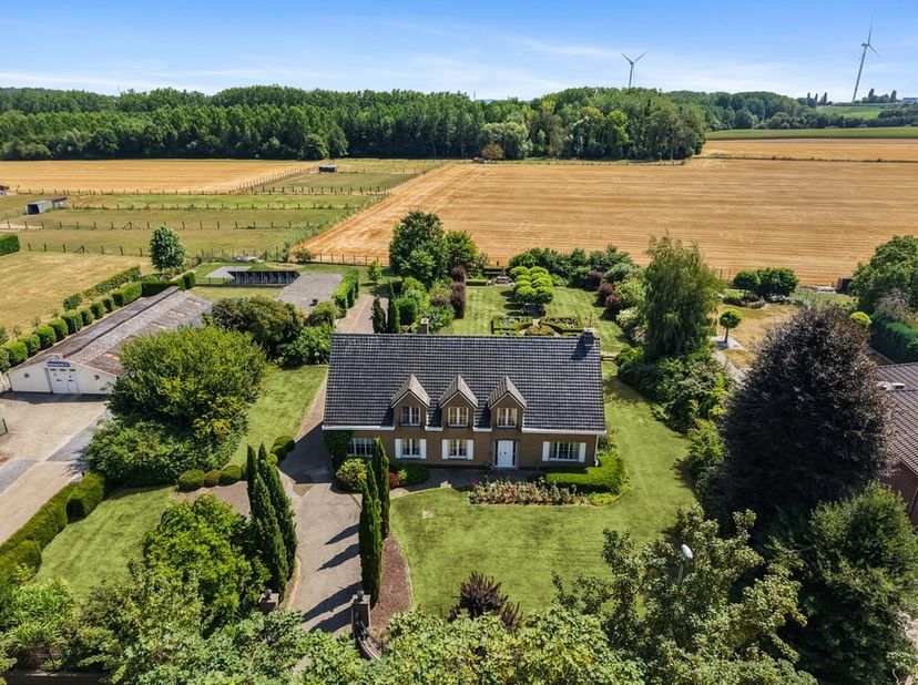Op zoek naar een ruime en stijlvolle gezinswoning waar rust, privacy en comfort perfect samenkomen? Dan zal deze prachtige open bebouwing, gelegen aan