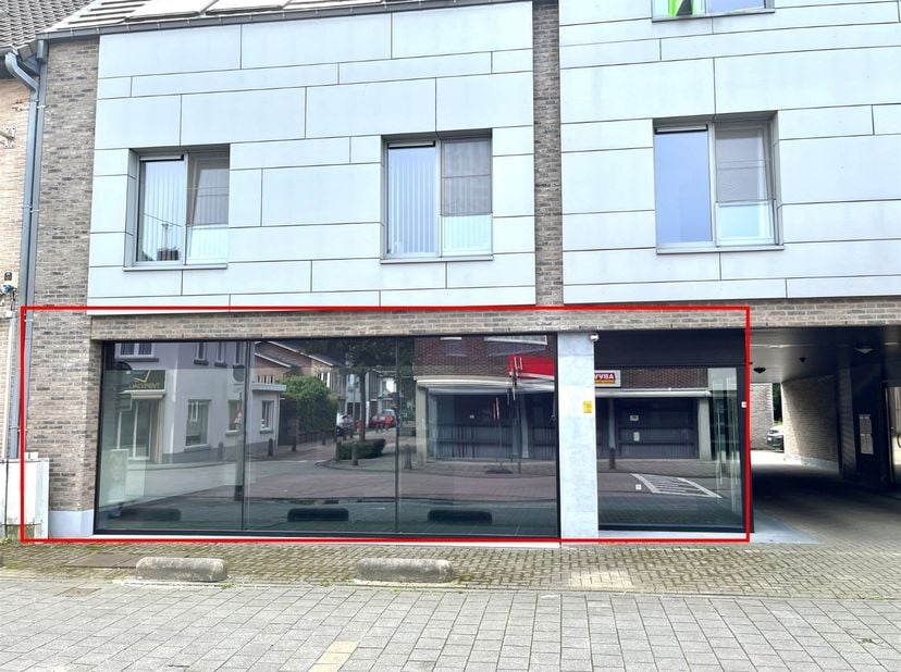 Dit handelspand van 164 m² biedt veel mogelijkheden. De voorzijde is voorzien van een brede etalage die opvalt in het straatbeeld. Verder is er een ke
