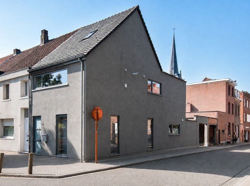 Bent u op zoek naar een instapklare gezinswoning waar ruimte, licht en een uitstekende ligging samenkomen? <br />
Dan is deze moderne halfopen bebouwi