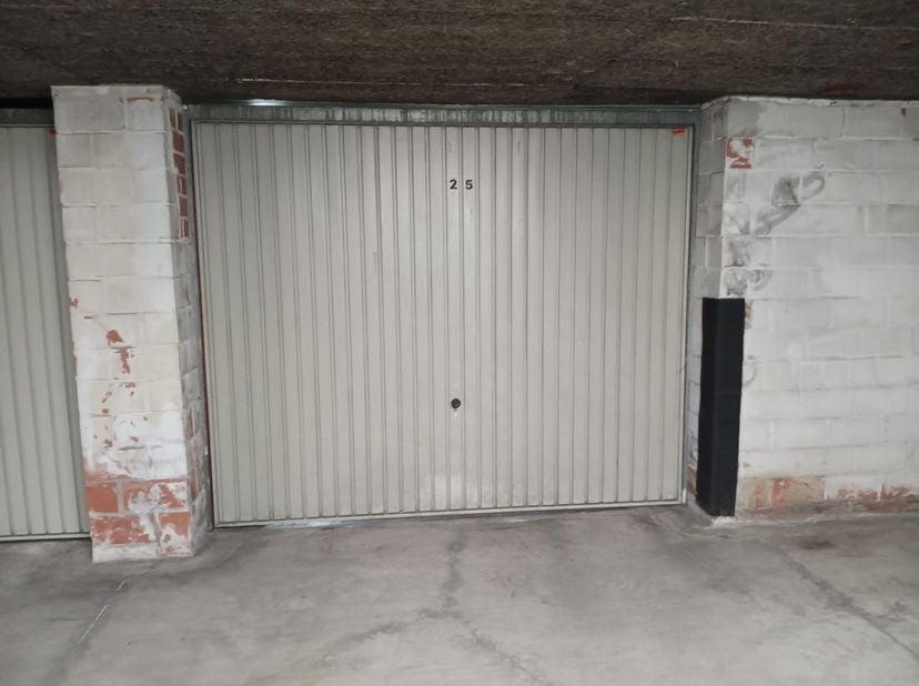 Garage à vendre
                    à 2100 Deurne