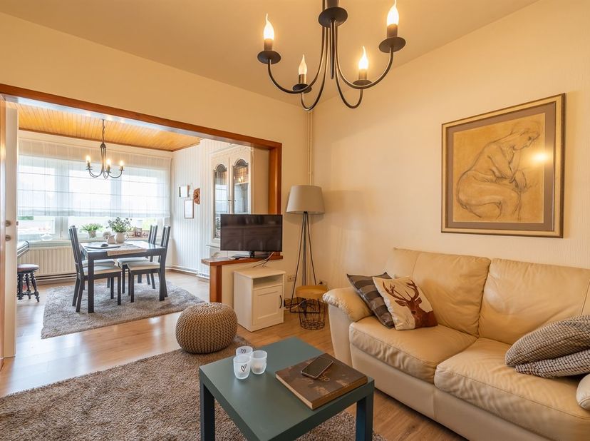 Situé dans le centre-ville de Scherpenheuvel, cet appartement en duplex étonnamment spacieux offre une superficie de pas moins de 106 m². Grâce à son