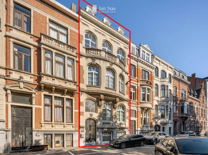 Bent u op zoek naar een prachtige brede herenwoning met grote tuin, een knappe renovatie en veel volume ?&amp;nbsp; Kom dan zeker een kijkje nemen en ontd