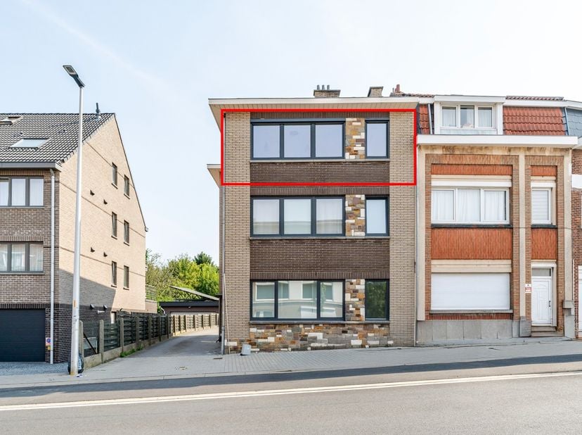 Immo Groot Leeuw vous présente cet appartement entièrement rénové, bénéficiant d'un emplacement central à Sint-Pieters-Leeuw. Situé dans un petit imme