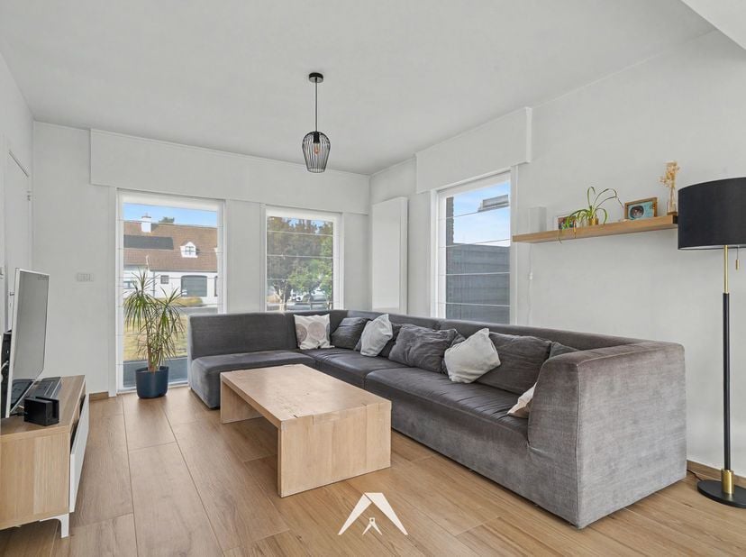 In een rustige, residentiële wijk in Wevelgem vindt u deze halfopen woning, waarvan keuken, vloeren en badkamer werden vernieuwd. Een ruime oprit leid
