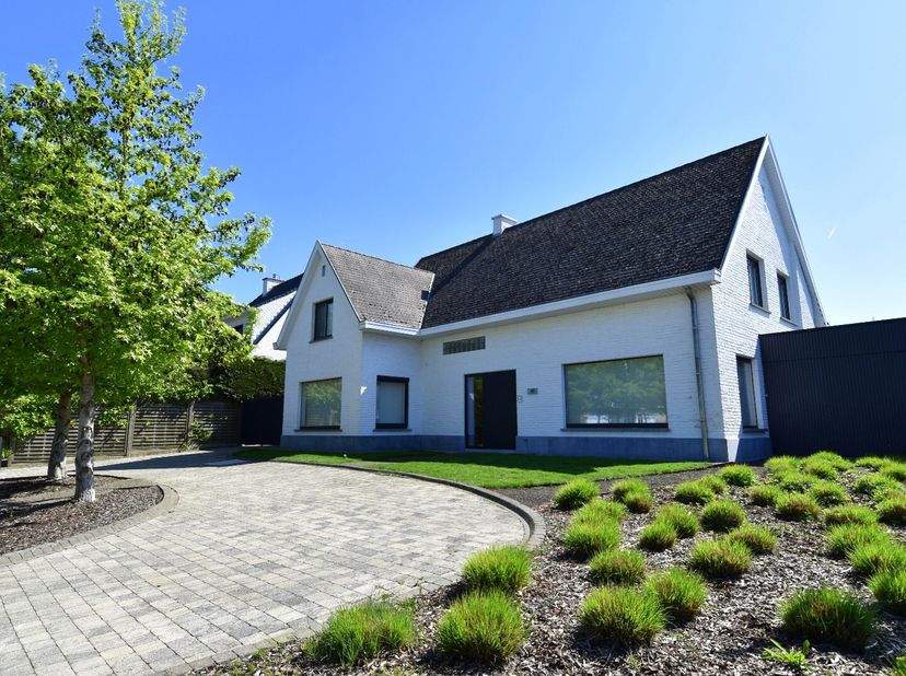 Deze elegante witte villa straalt klasse en exclusiviteit uit vanaf het eerste moment. Een eigendom die niet alleen indruk maakt, maar verwachtingen m