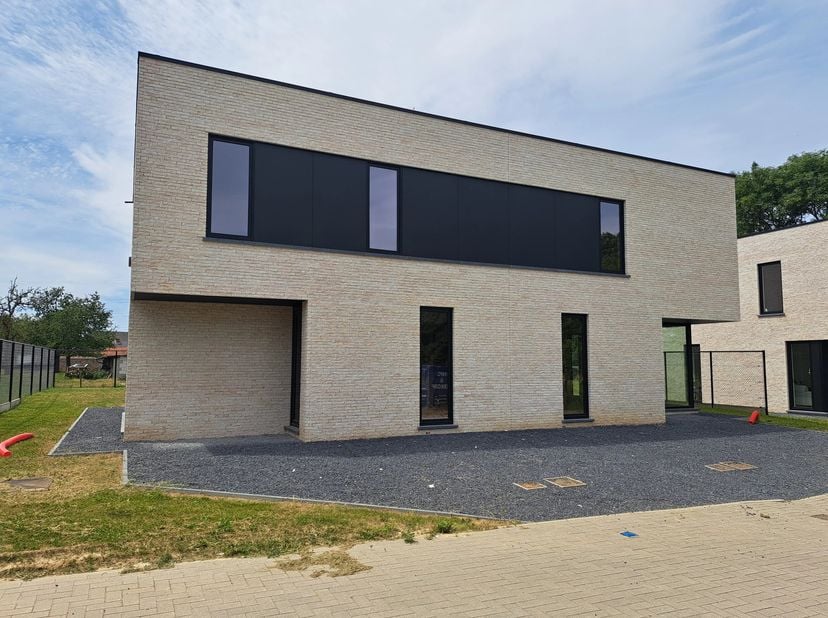 CASCO NIEUWBOUWWONING MET 3 SLPKS (LOT 10) IN MILLEN  RIEMST<br />
Centraal en groen gelegen vindt u in een recente verkaveling in Riemst (Millen) dez