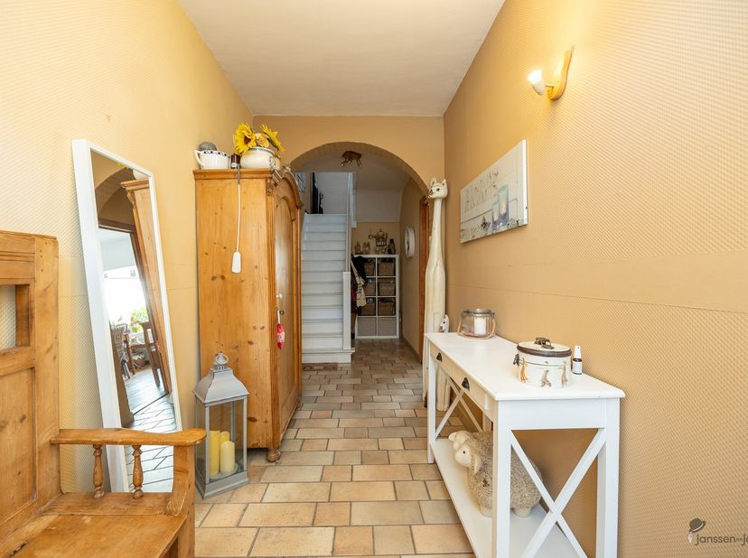 Deze karaktervolle woning in Hamme combineert een warme uitstraling met een ruime en praktische indeling. Met een bewoonbare oppervlakte van 206 m² op