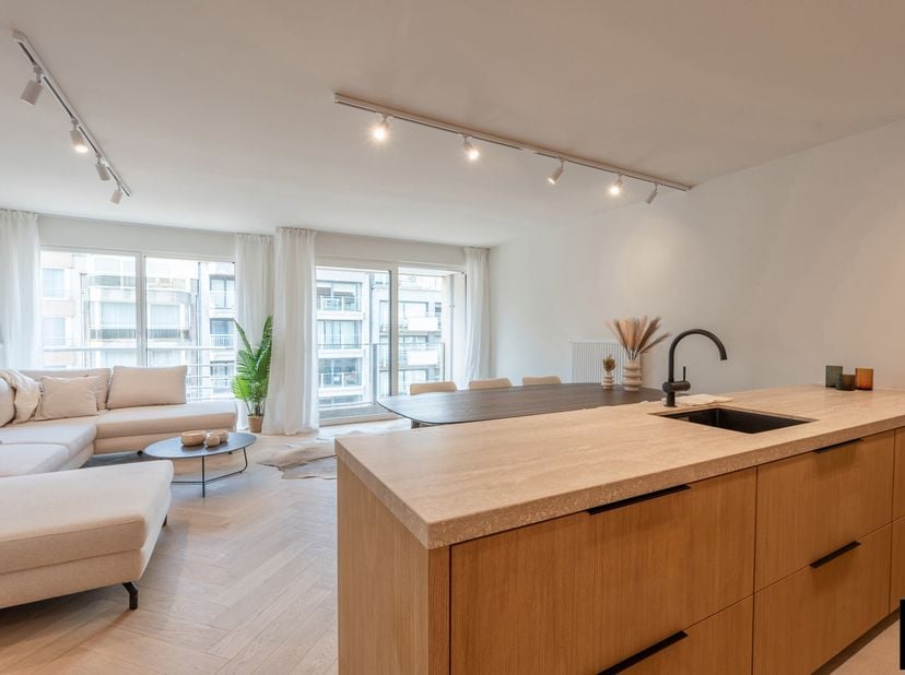 Prachtig gerenoveerd appartement gelegen aan de zonnige zijde van de Lippenslaan, nabij het Van Bunnenplein. INDELING: bij het binnenkomen vindt u een
