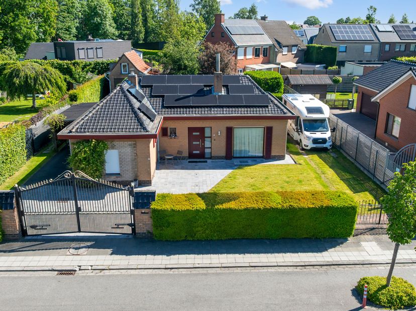 Charmante bungalow op ruim perceel te koop in Wevelgem<br />
Je betreedt de woning via de inkomhal met gastentoilet. Vervolgens kom je in de gezellige