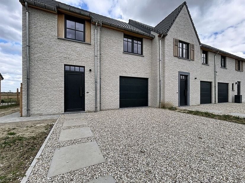 Située à Mouscron, cette maison de nouvelle construction à louer et disponible à partir du 1er juillet, offre un cadre de vie moderne, confortable et
