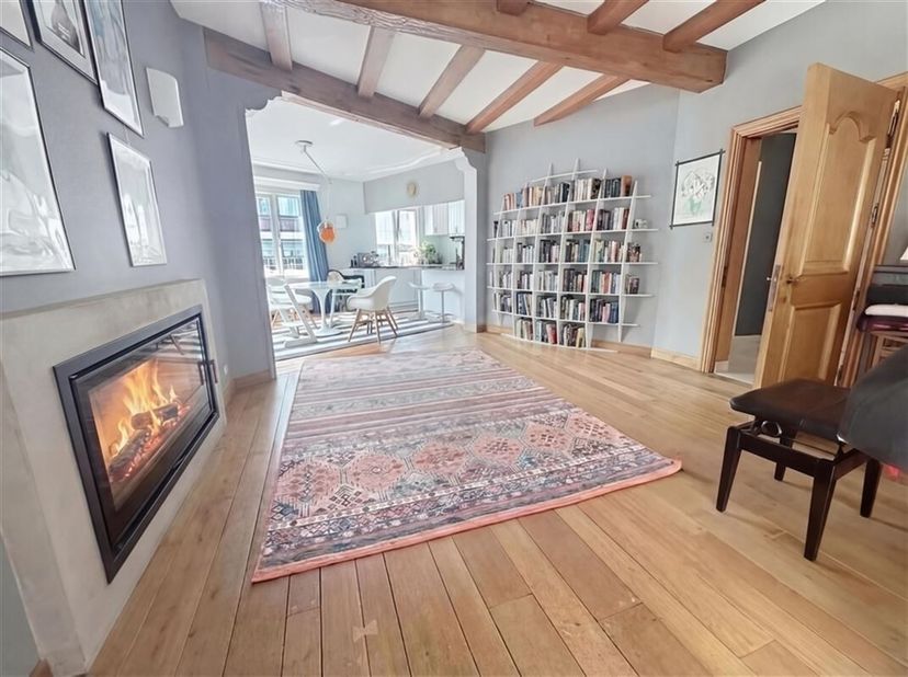 Schaarbeek  Elegant appartement van ca. 207 m² met terras, dubbele garage en kelder<br />
Gelegen in de Heliotropenstraat, in een kleine mede-eigendom