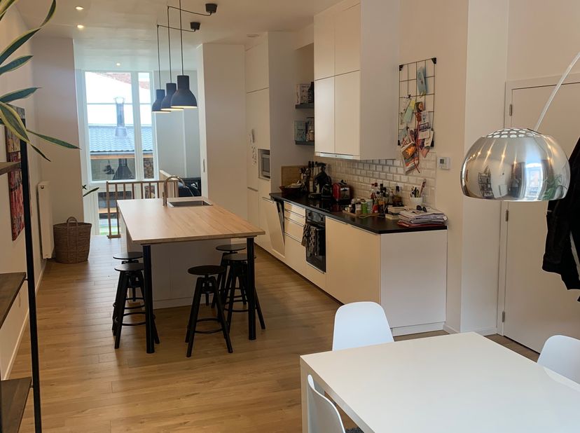 Appartement met twee slaapkamers (120 m²) en tuin, ideaal gelegen in Laken/Brussel, op de begane grond van een prachtig gerenoveerd herenhuis in jaren