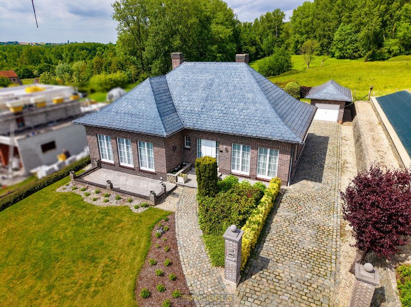 <br />
<br />
RUIME GEZINSWONING gelegen op een GROEN PERCEEL van ca. 1.099 m² te Brakel, met een PRACHTIG OPEN ZICHT op de velden achteraan. Dankzij