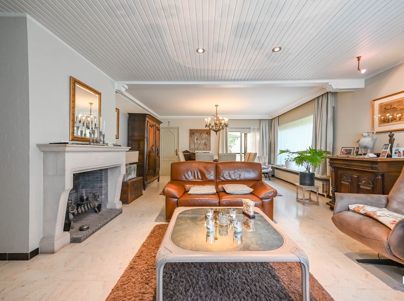 Ontdek deze charmante villa uit 1969 met een bewoonbare oppervlakte van ca. 237 m² (volgens EPC-attest), gelegen op een mooi perceel van 756 m². De wo