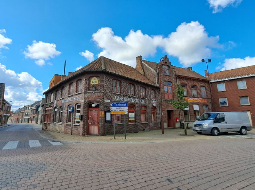 Dit horecapand met meerdere gelagzalen en woongelegenheid heeft een commerciële topligging in de schaduw van de kerk in de dorpskern van Aartrijke, ee