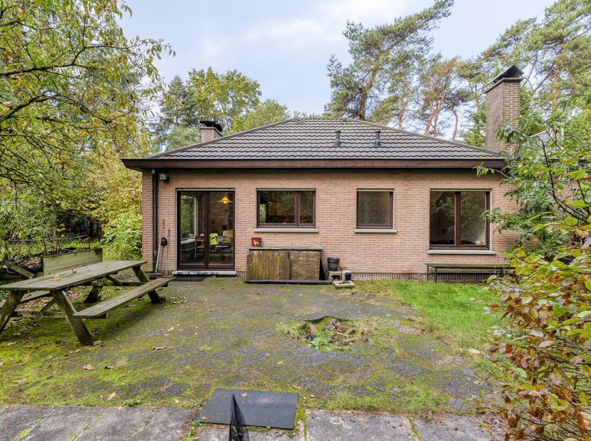 Indeling als volgt:<br />
<br />
Gelijkvloers:<br />
- Inkomhal <br />
- Ruime woonkamer met open keuken  (ca 40m²) + houtkachel <br />
- Open keuken