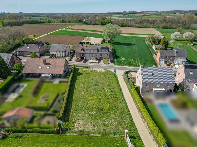 In de landelijke en gegeerde deelgemeente Rijkhoven bieden wij deze twee aantrekkelijke bouwgronden aan, rustig gelegen in de Bammestraat.<br />
De pe