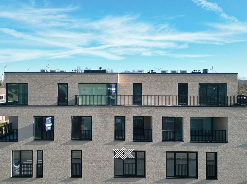 Deze penthouse heeft een bewoonbare oppervlakte van 147 m² en twee terrassen met een totaal van 60 m². Via de ruime inkomhal heeft u toegang tot een l